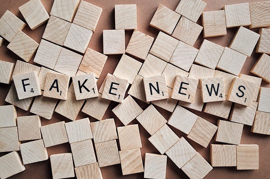 fakenewsと書かれた積み木
