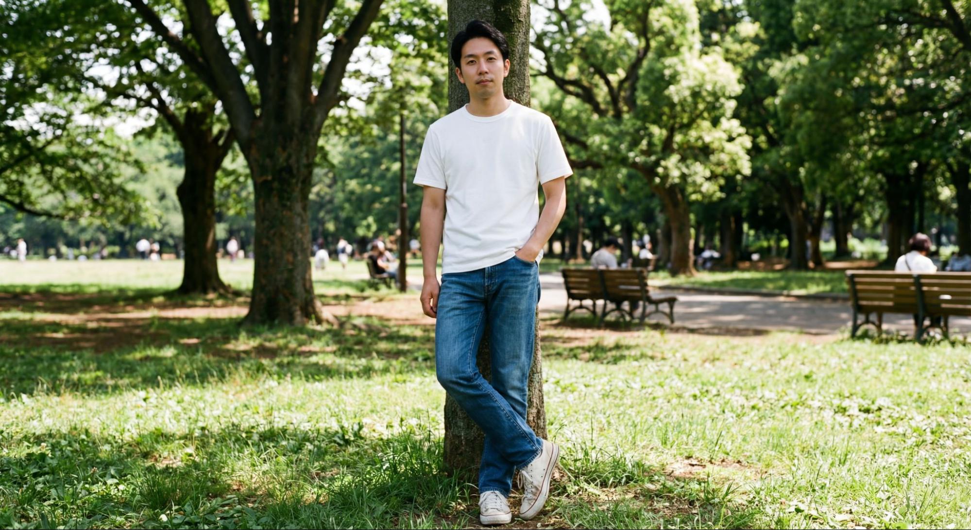 Nano Banana Proの生成例。人物の特徴を保ちながら、木漏れ日の中で白いTシャツを着て佇むカジュアルな姿へ変更。