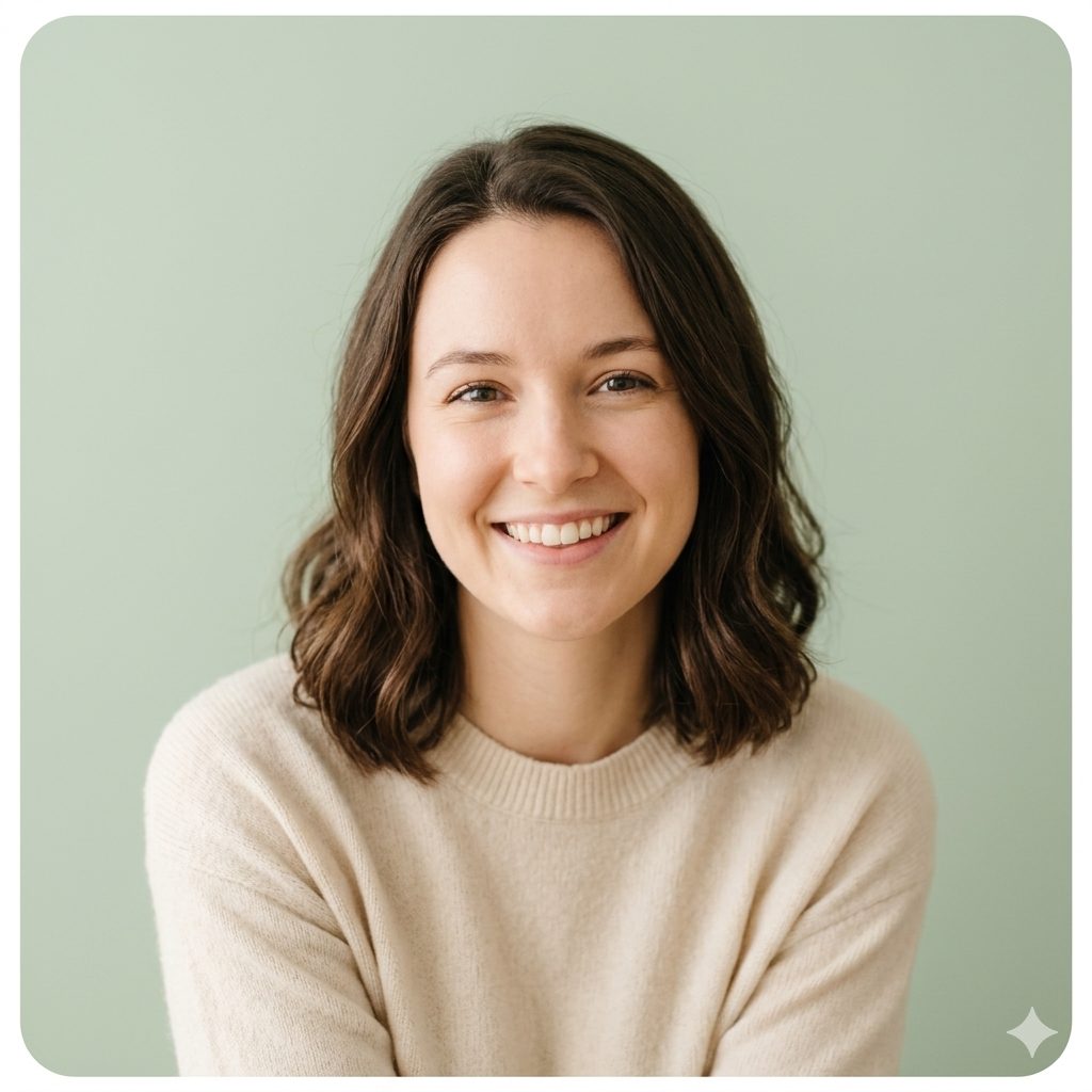 グリーンの背景で微笑む女性。nano banana pro プロンプトで作成した、SNS向けプロフィールアイコン用画像。