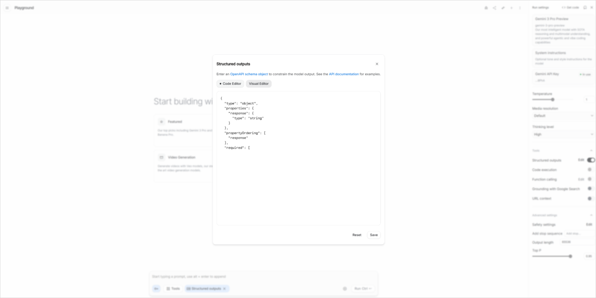 Structured outputsの設定ダイアログでVisual Editorタブを選択した状態。スキーマ項目がコード形式で表示されている
