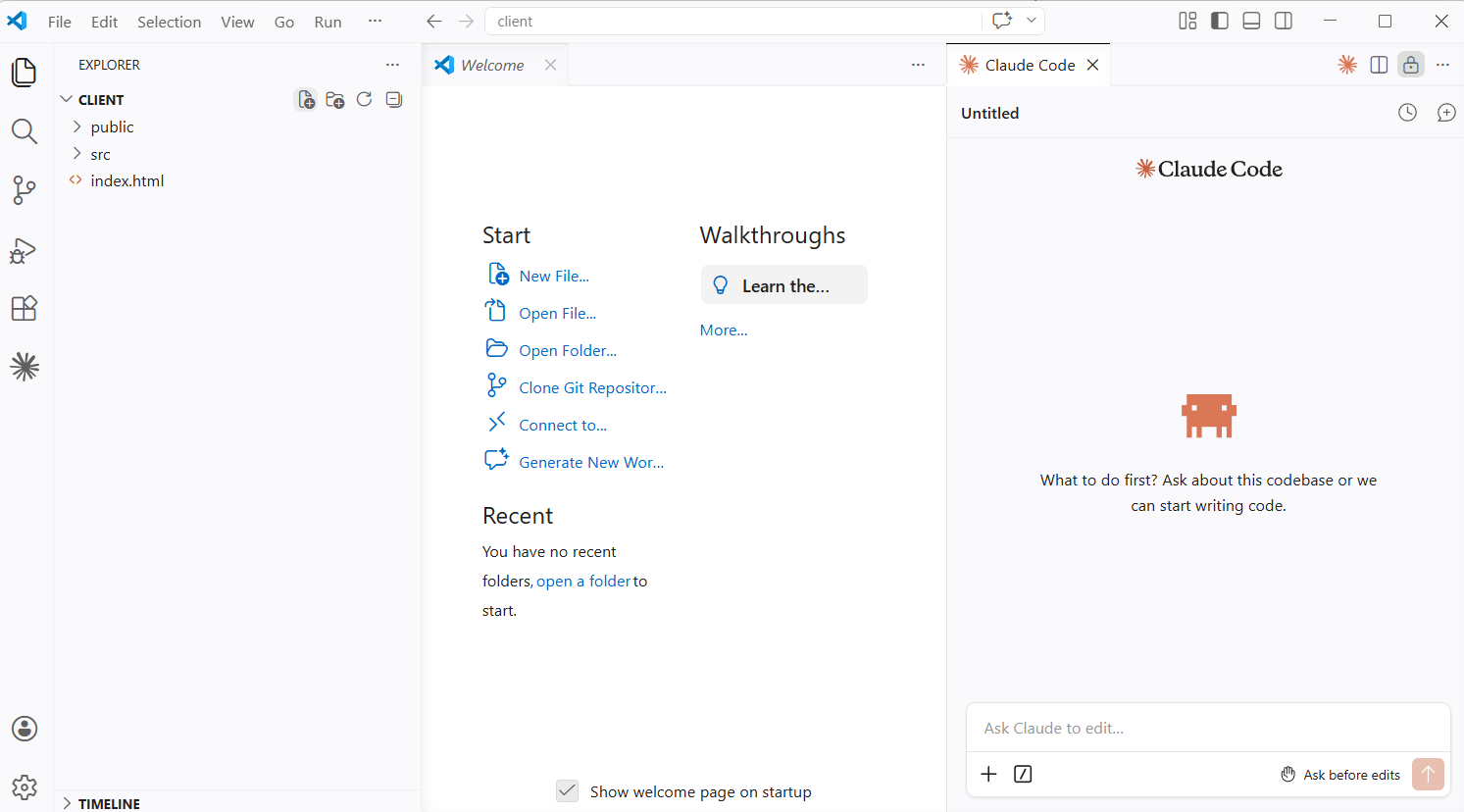 VSCodeでClaude Codeのチャットパネルを開いた画面構成。左にエクスプローラー、中央にエディタ、右にClaude Codeパネルが配置されている