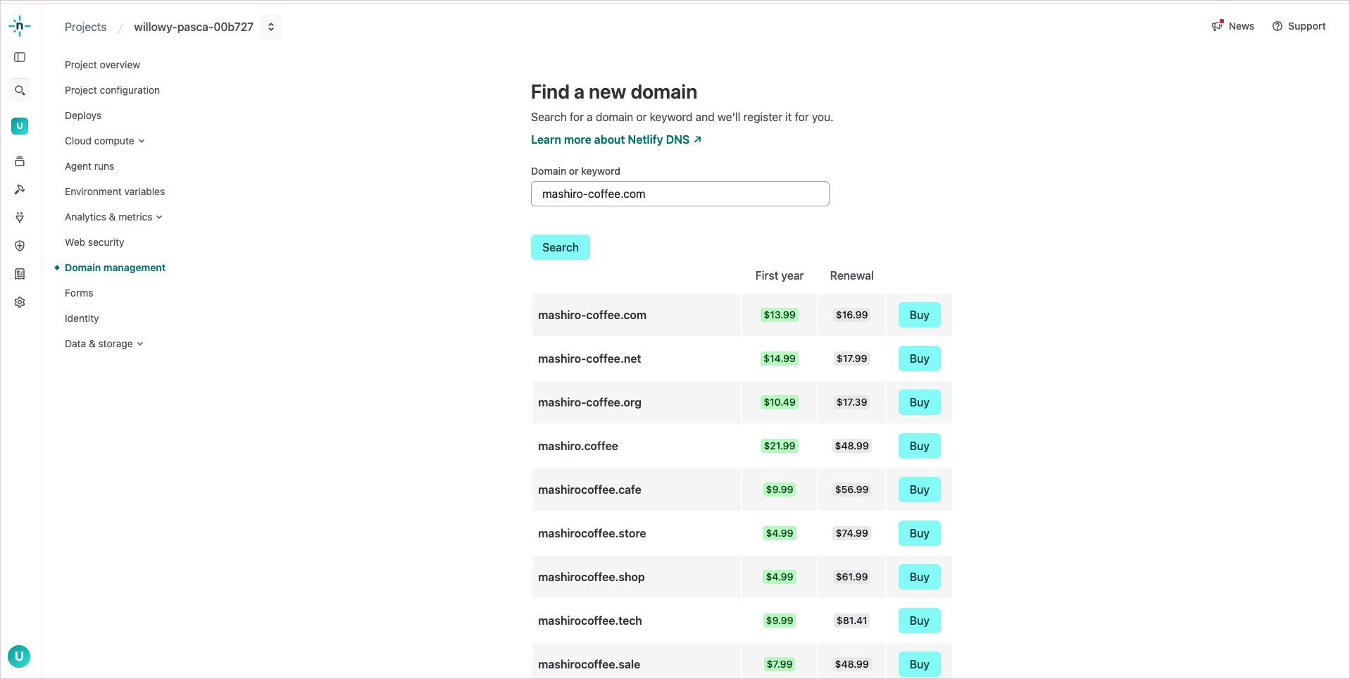 Netlifyの「Domain management」でドメインを検索し、候補ごとの空き状況と年額が一覧表示された画面